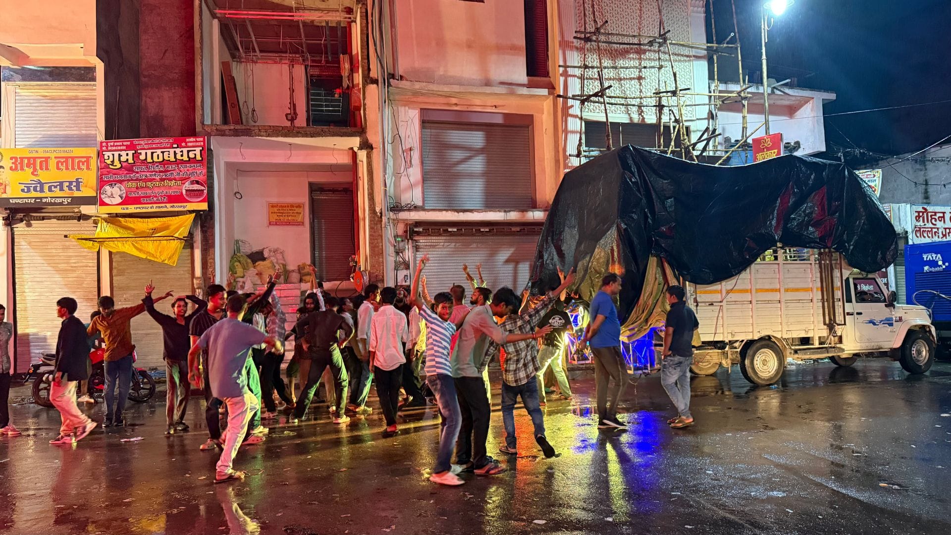 मूर्ति विसर्जन के दौरान डीजे पर थिरकते युवा