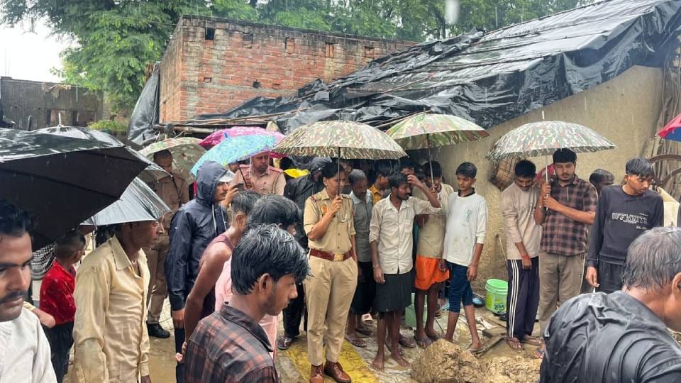 जानकारी लेती पुलिस। लोगों की भीड़।