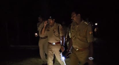 घटनास्थल पर जांच करती पुलिस