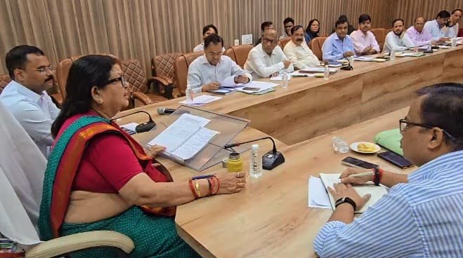 Kanpur Municipal Corporation Mayor holds meeting with all departments orders immediate road repairs