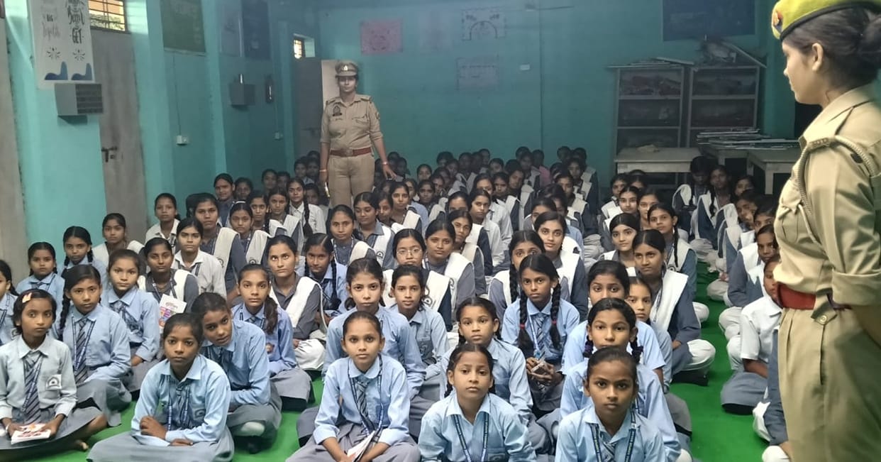 Kanpur Police workshop at CPCK Inter College female students given tips and informed about helpline numbers