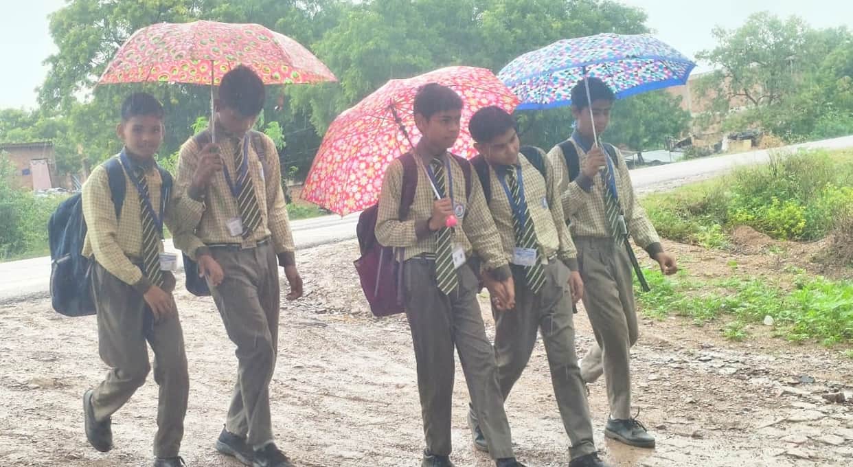 Kanpur Light rain continues in Ghatampur bringing relief from heat umbrellas and raincoats become essential