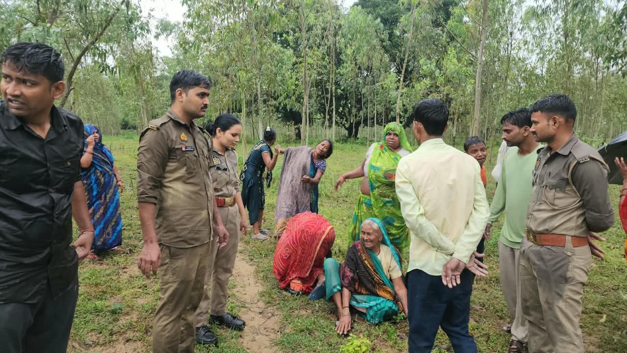 घटनास्थल पर जांच करती पुलिस और रोते-बिलखते परिजन