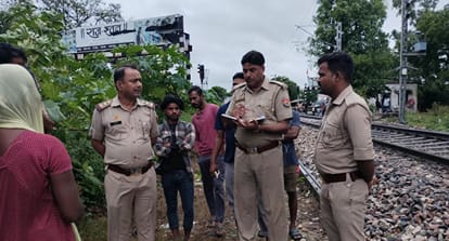 घटनास्थल पर जांच करती पुलिस