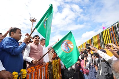 केंद्रीय मंत्री और सीएम ने बसों को हरी झंडी दिखाकर रवाना किया