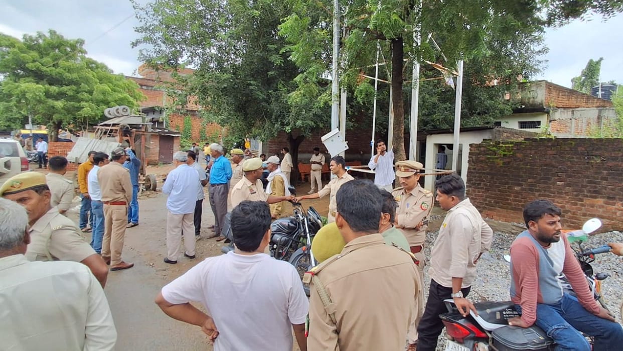 dead body of Forest Corporation DLM found hanging in sonbhadra