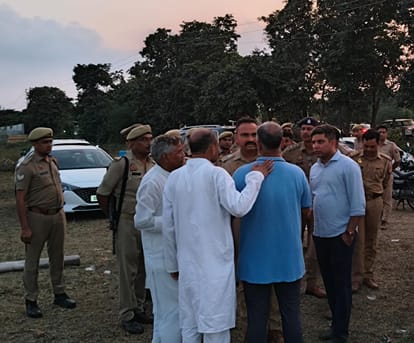 आंदोलनकारियों से वार्ता करते अधिकारी