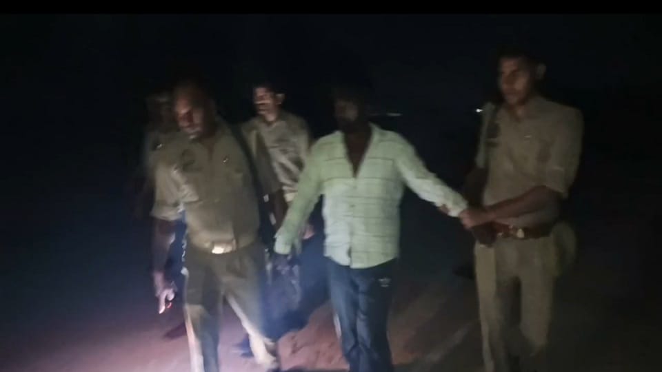 पुलिस गिरफ्त में आरोपी।
