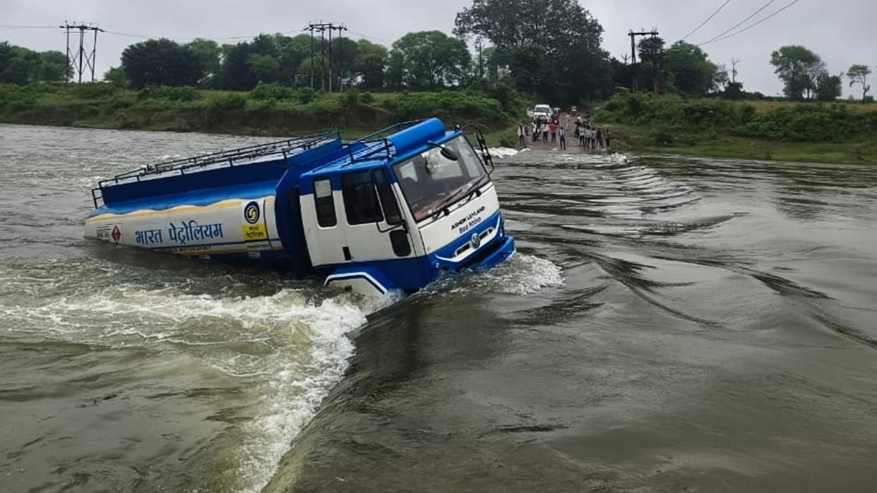 Lalitpur: Oil tanker swept away by strong currents at Jamni River's Kujhan Ghat; video.