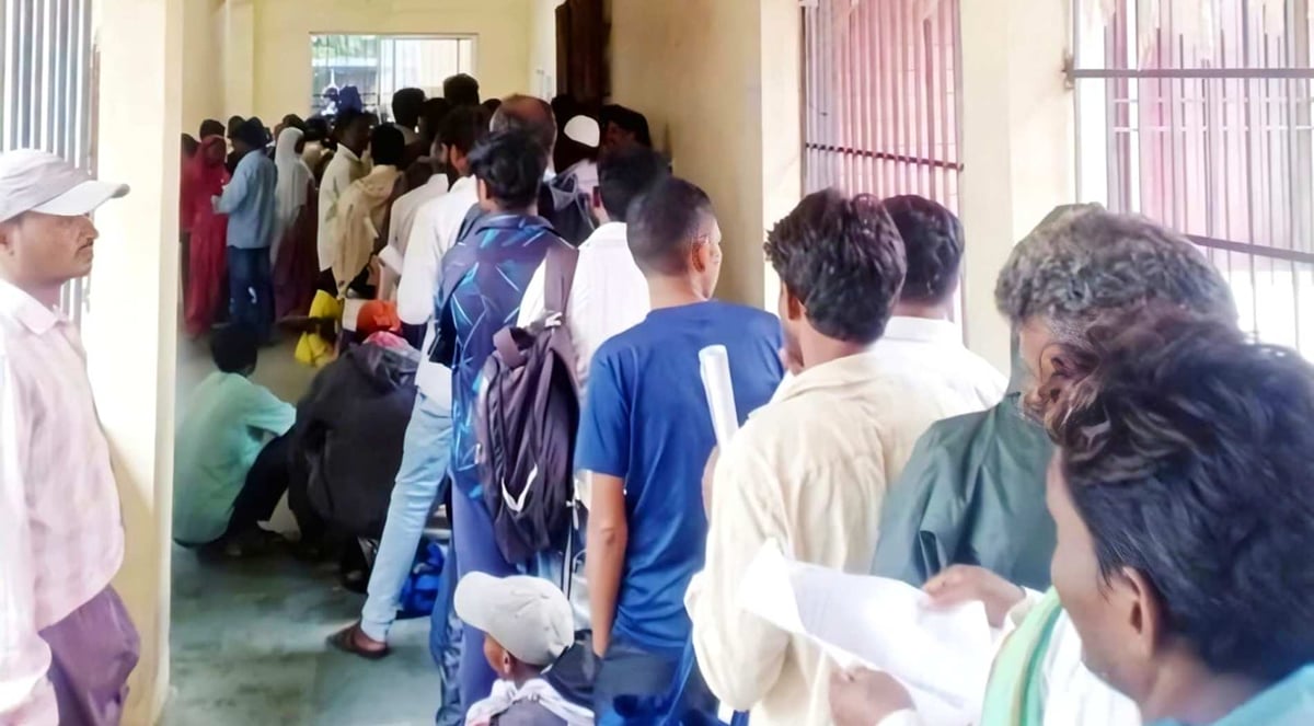 झारखंड: एसआईआर की दौड़, प्रमाणपत्रों के लिए घंटों इंतजार; जनप्रतिनिधियों की गैरमौजूदगी पर भड़के ग्रामीण