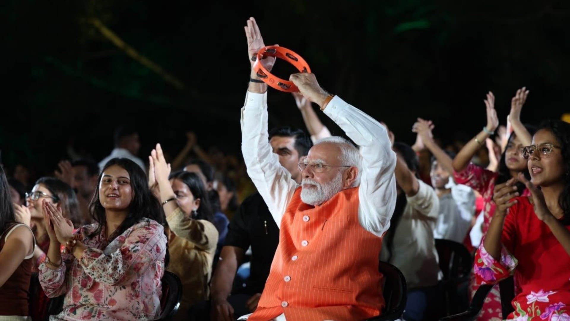 भजन क्लबिंग में पीएम मोदी