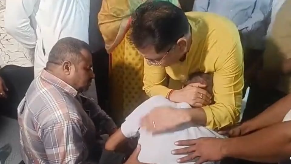 सुनाम में मृतक के परिजनों को ढांढस बंधाते अमन अरोड़ा।