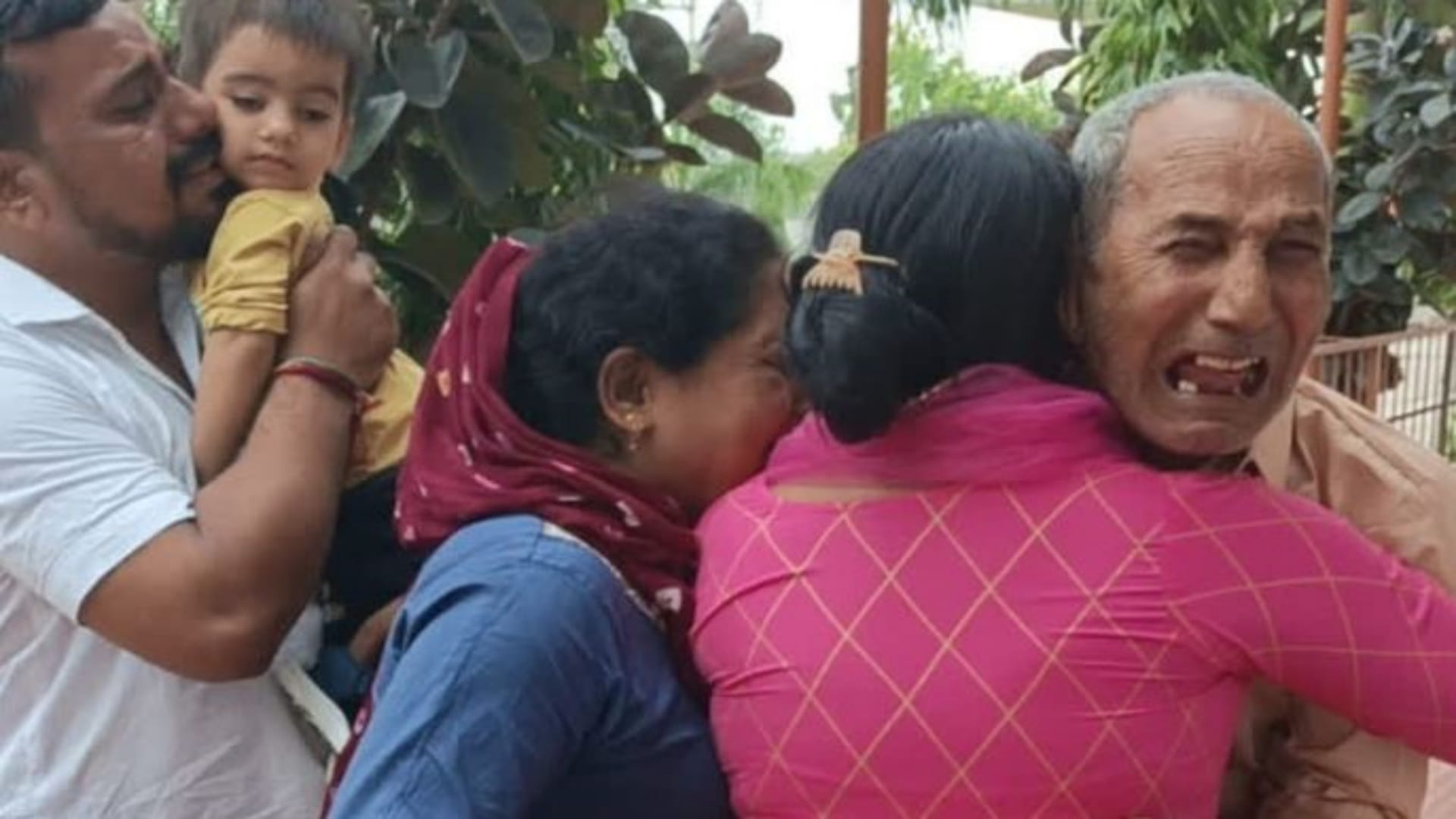 बच्चों से मिलकर फूट फूटकर रोए पिता