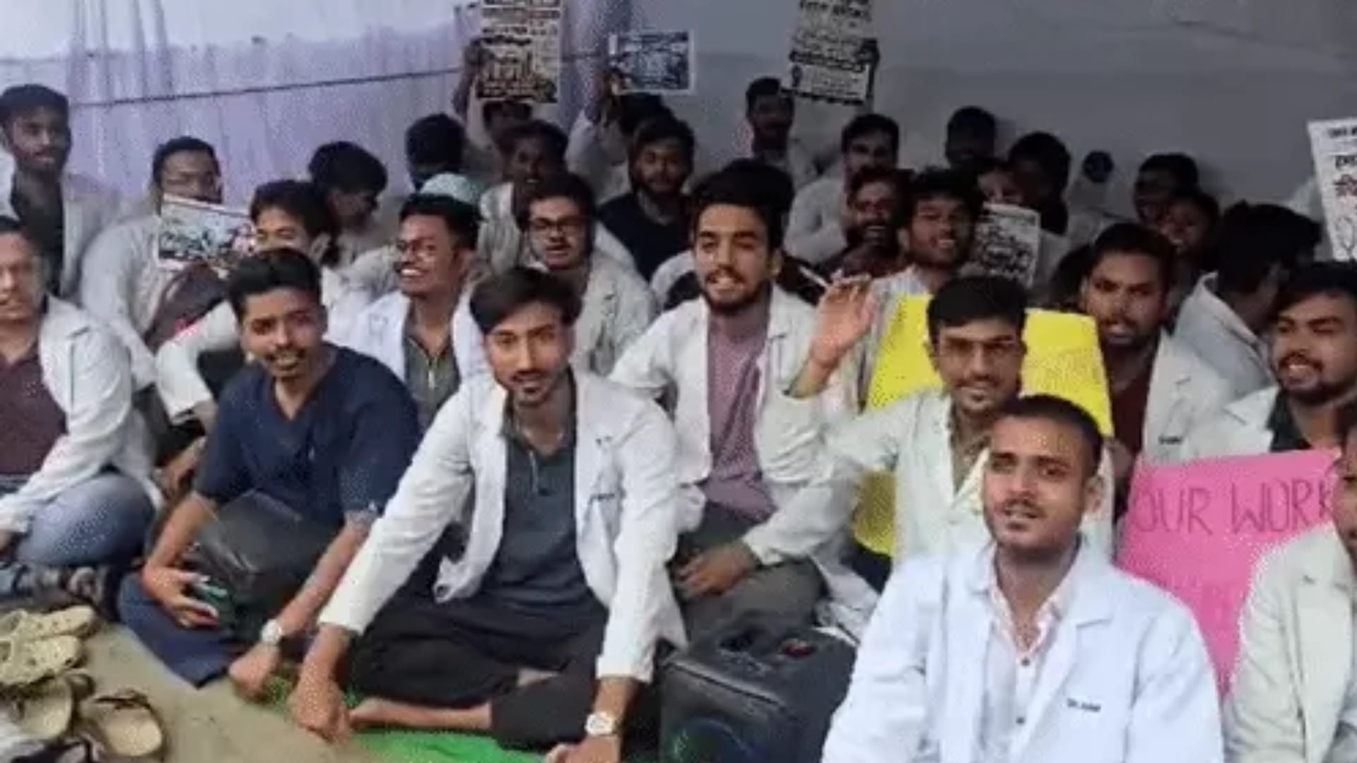 रायपुर में जूनियर डॉक्टरों की हड़ताल