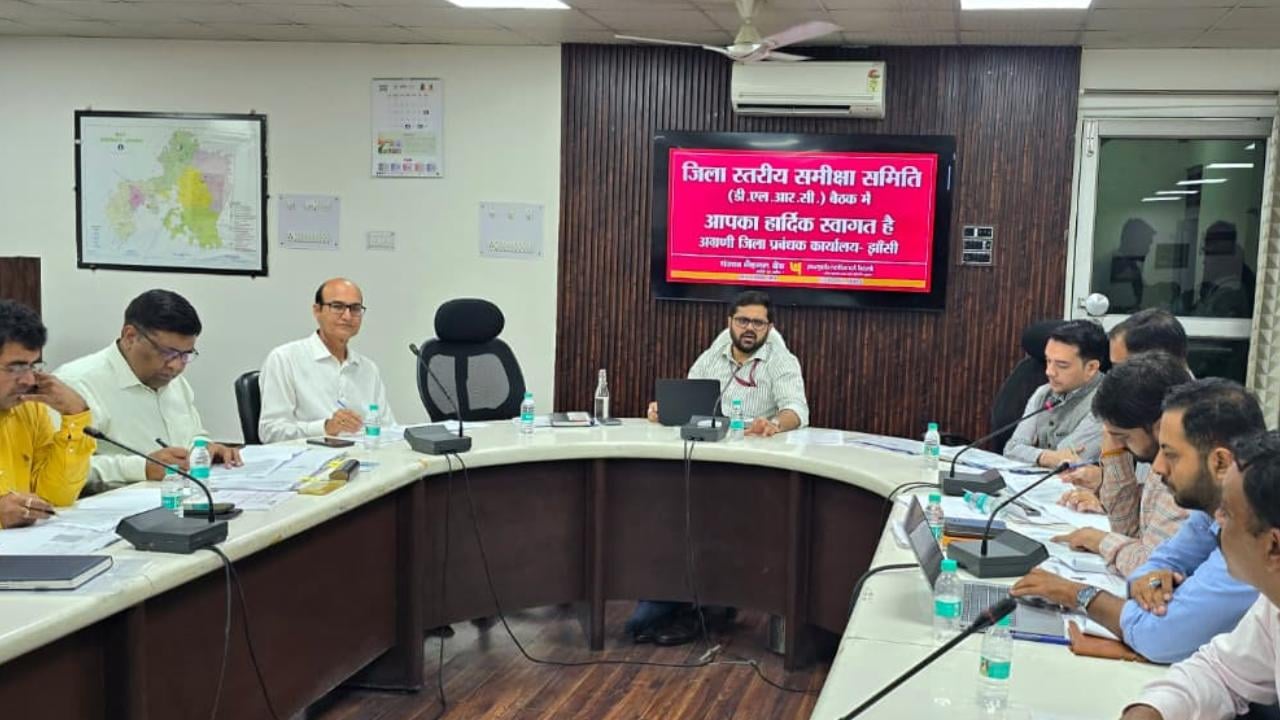 समीक्षा समिति की बैठक में डीएम।
