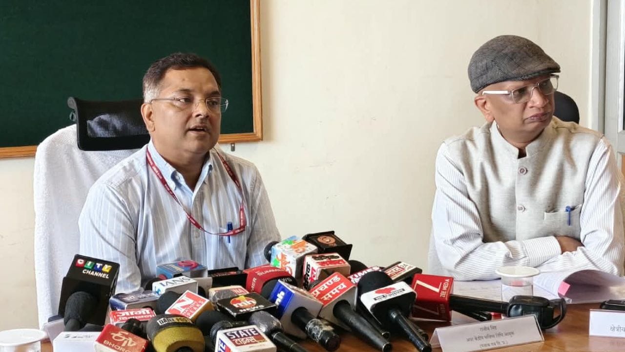 शिमला स्थित ईपीएफओ कार्यालय में आयोजित प्रेस वार्ता