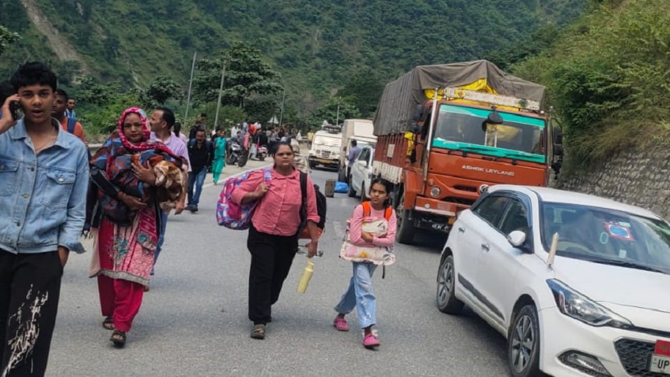 Traffic halted due to falling of boulders on Tanakpur-Pithoragarh all-weather road