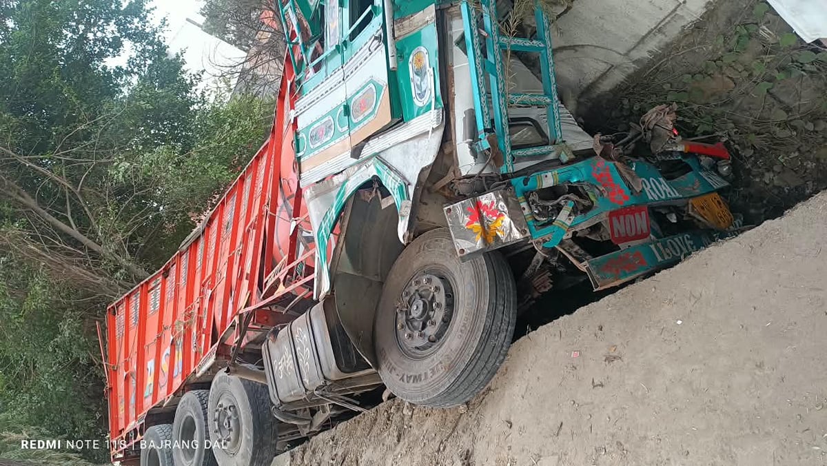 मोहब्बेवाला में पलटा ट्रक: ईंटों से भरा ट्रक सड़क किनारे हॉस्टल की दीवार में घुसा, चालक घायल