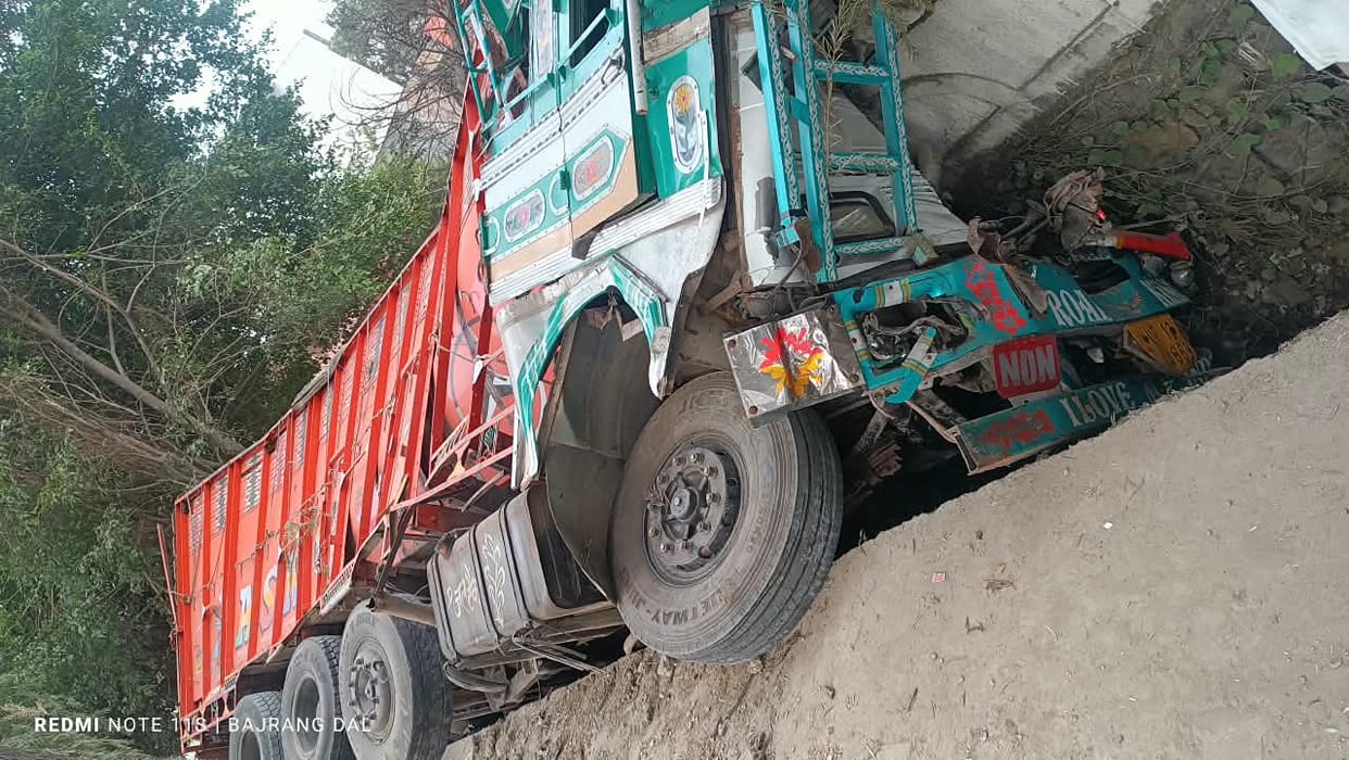 Truck loaded with bricks crashed into the wall of a roadside hostel