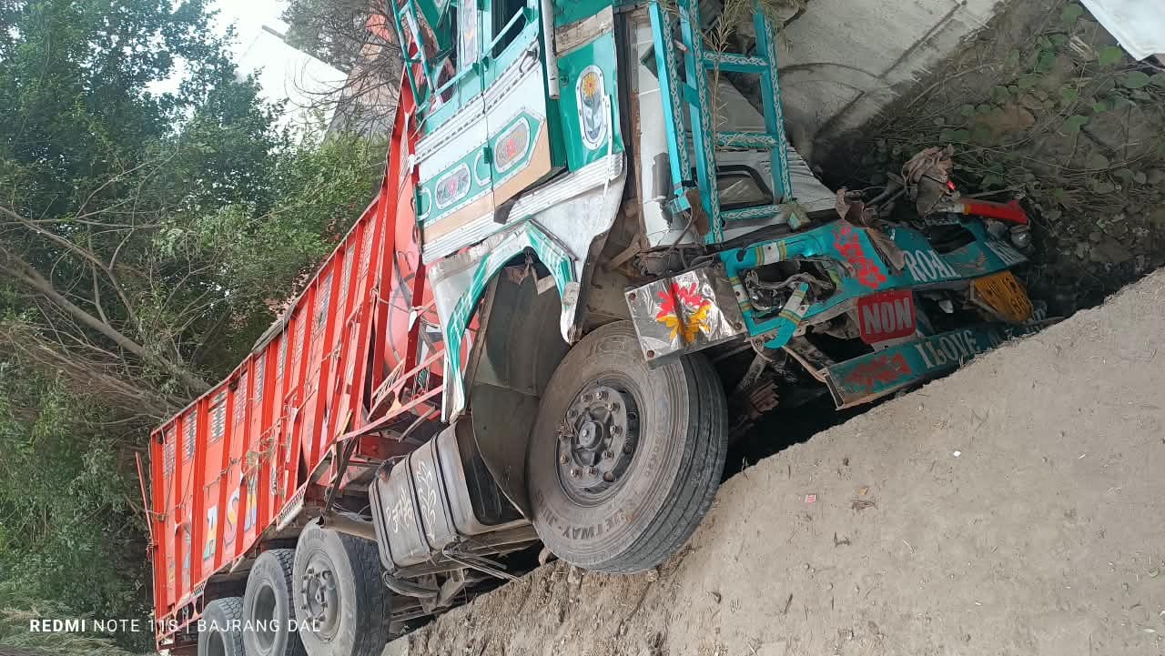 ट्रक दीवार में घुसा
