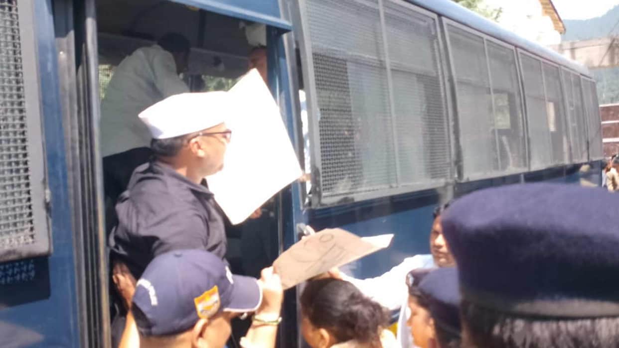Uttarkashi News Clash Between Police and Congress Workers Outside Over Questions to Minister Saurabh Bahuguna