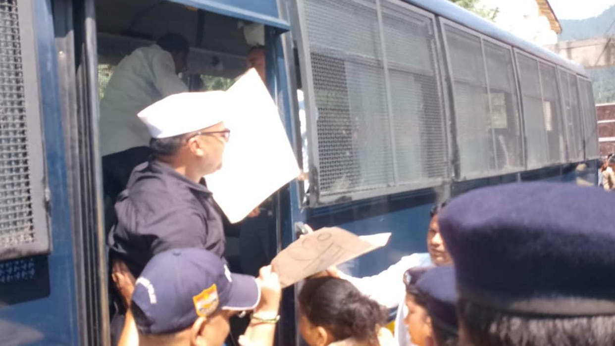 Uttarkashi News Clash Between Police and Congress Workers Outside Over Questions to Minister Saurabh Bahuguna