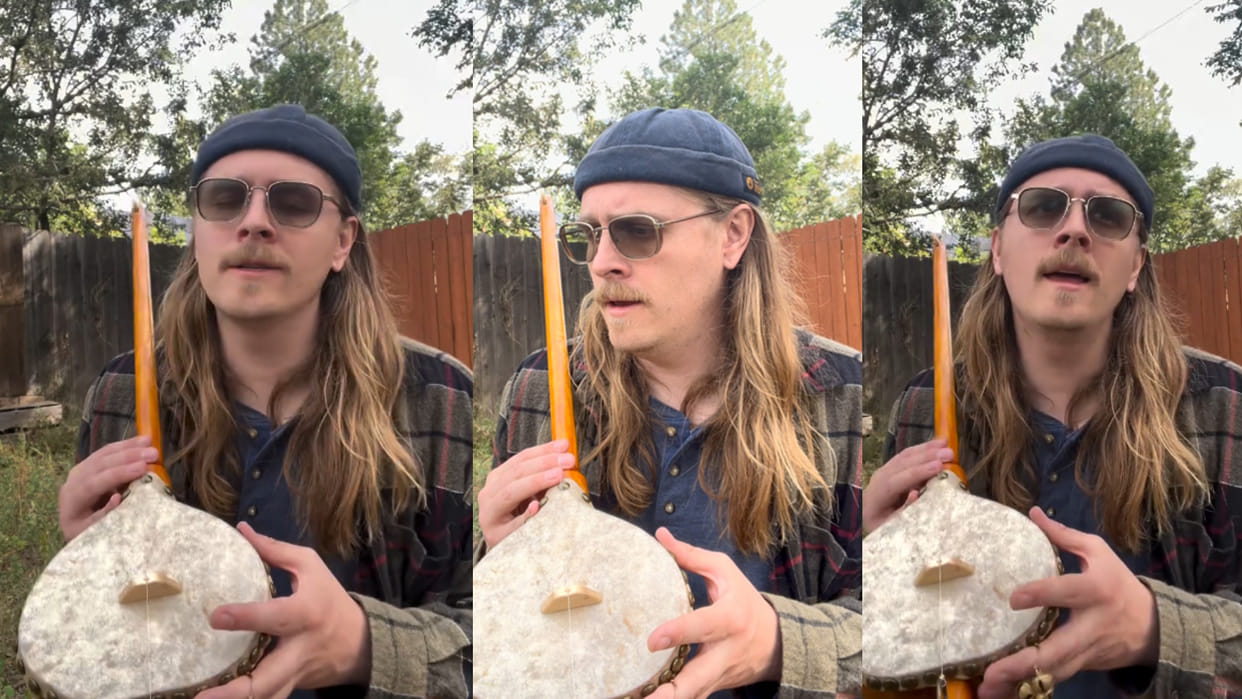 Foreign man sings hanuman ansh song maine tere hi bharose hanuman with tanpura viral video