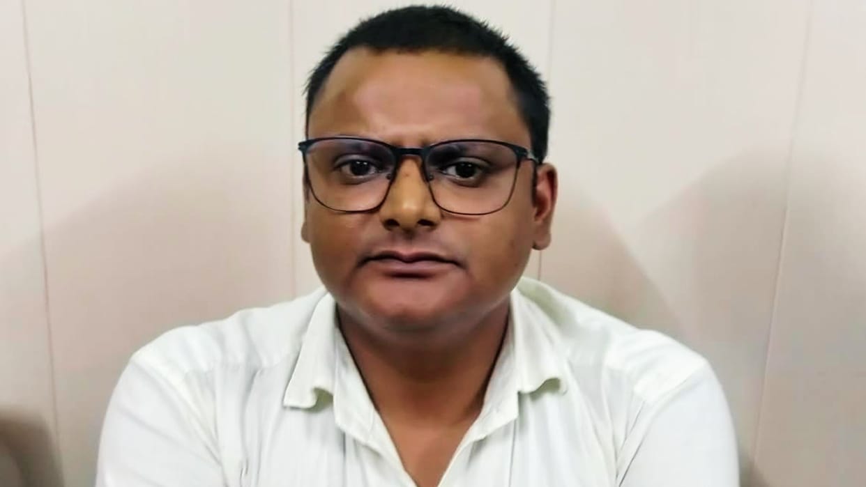 Electricity department clerk arrested in Bhadohi while accepting an 8000 bribe