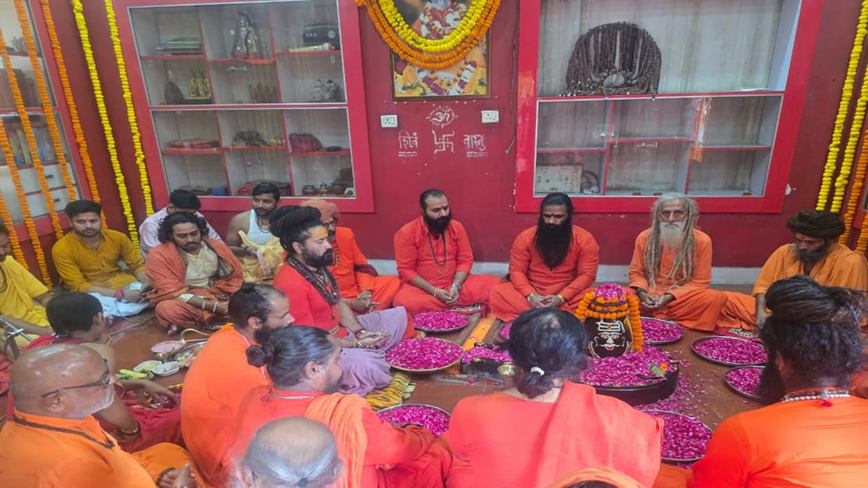 Samadhi worship held on the occasion of Mahant Narendra Giri's fifth death anniversary
