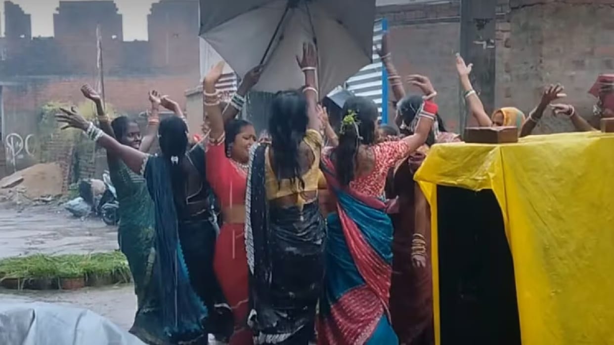 aunties dance in rain on bheeg jane de song dance moves and fun viral video social media up rain