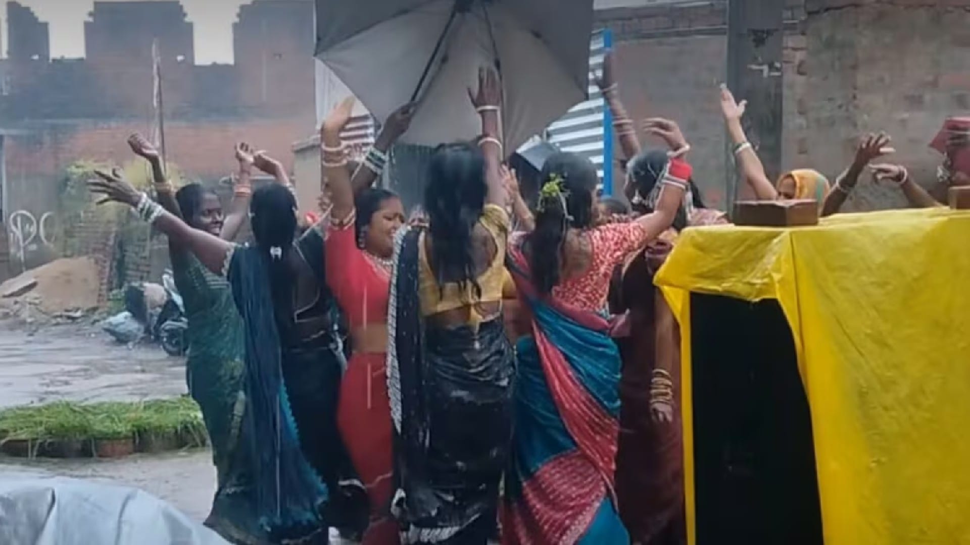 भीग जाने दे भीगी रात में गाने पर आंटियों ने लगाए ठुमके