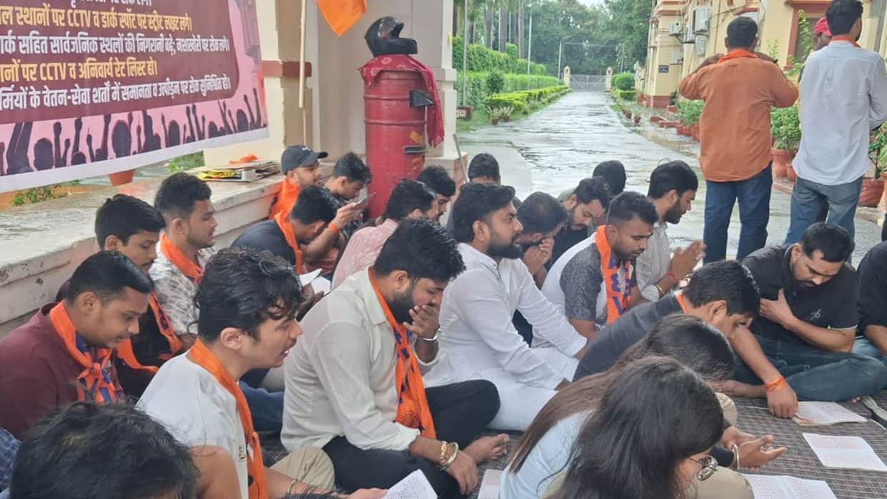 ABVP protest BHU Students performed collective recitation Sundarkand demanded end administration silence