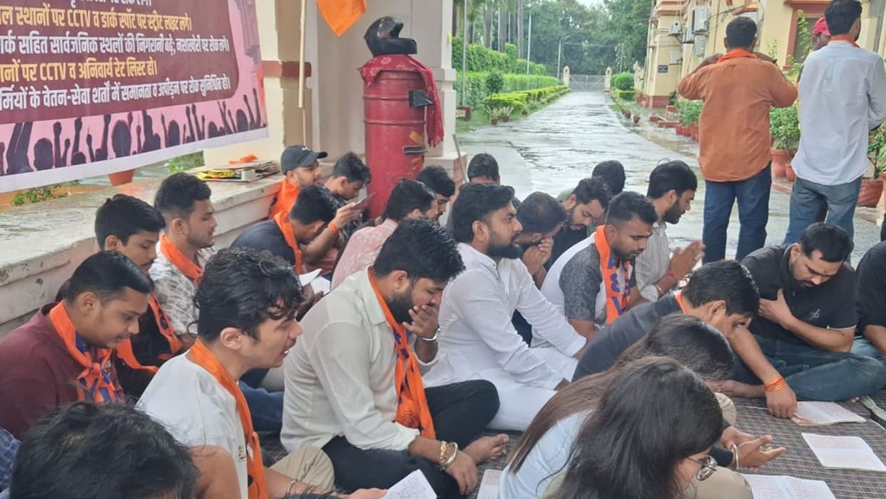 ABVP protest BHU Students performed collective recitation Sundarkand demanded end administration silence
