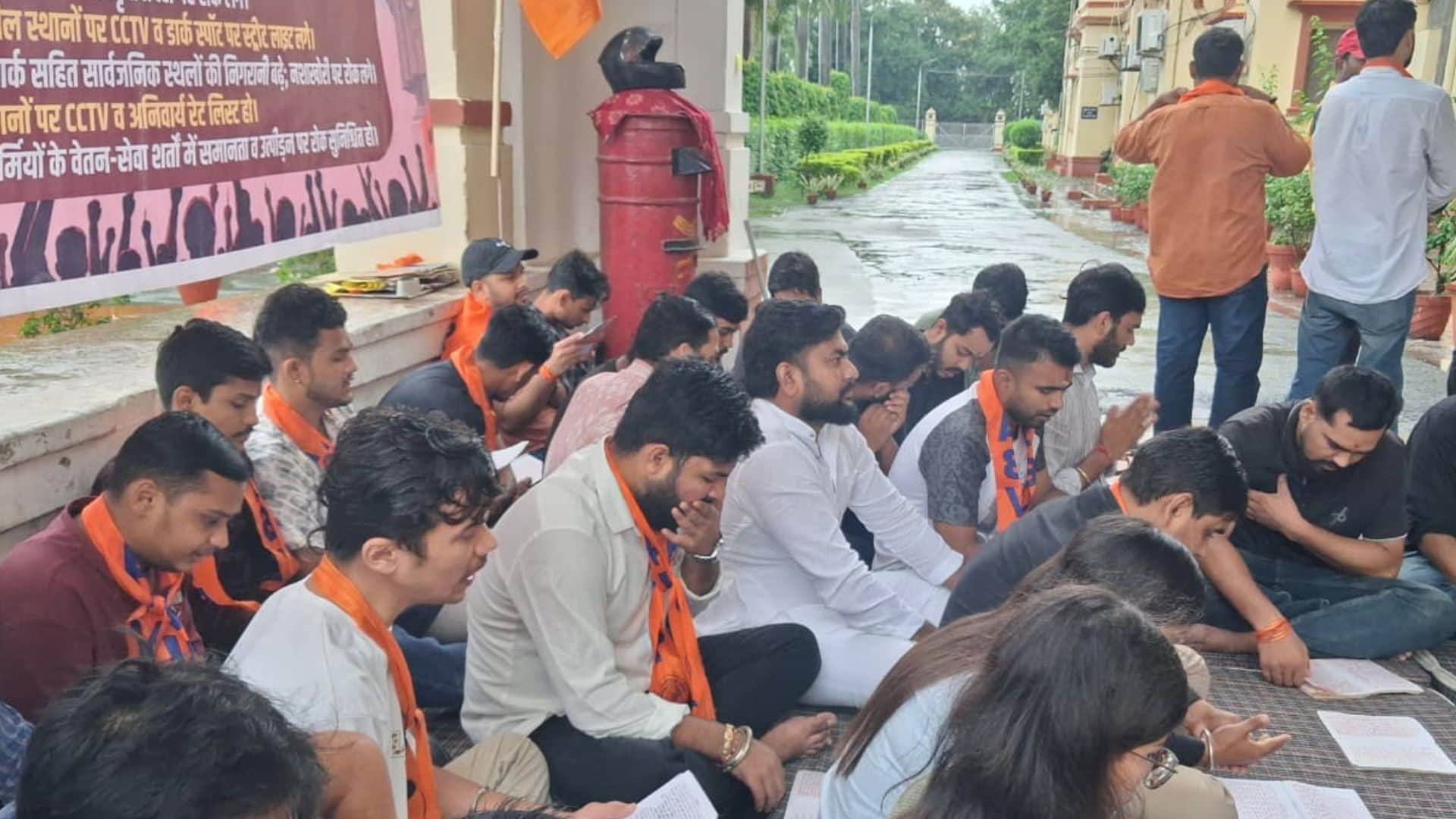 बीएचयू में अभाविप का धरना-प्रदर्शन जारी।