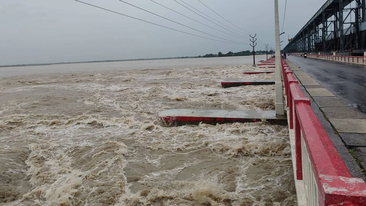 Bihar Flood Alert Kosi Barrage Releases 2.88 Lakh Cusecs of Water Discharge Expected to Reach 3.30 Lakh