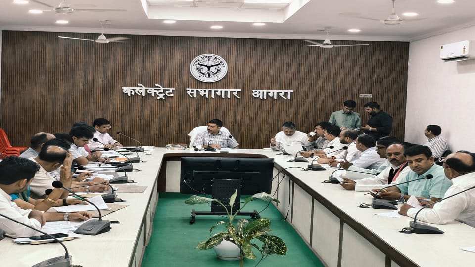 बैठक लेते डीएम मनीष बंसल।