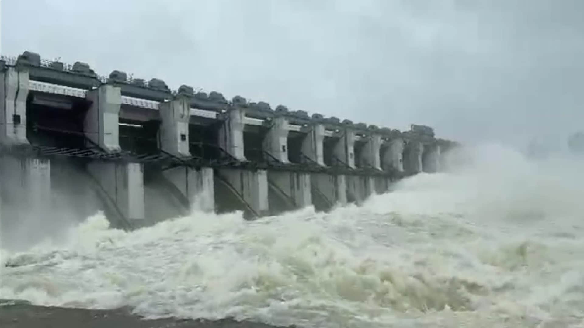Cyclone wreaks havoc in Chhattisgarh: Traffic halted on several routes
