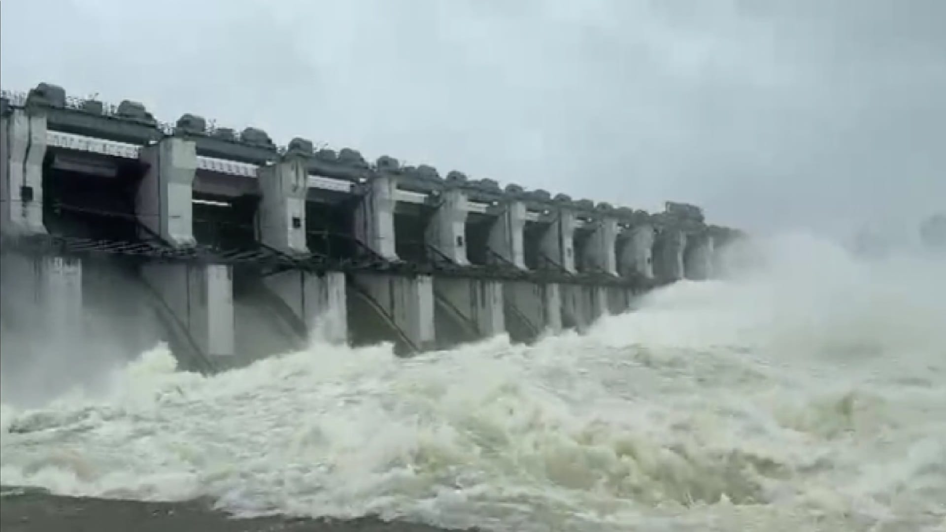 Cyclone wreaks havoc in Chhattisgarh: Traffic halted on several routes