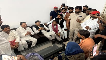 डाक बंगले में पीड़ित परिजनों से मुलाकात करता सपा का प्रतिनिधि मंडल।