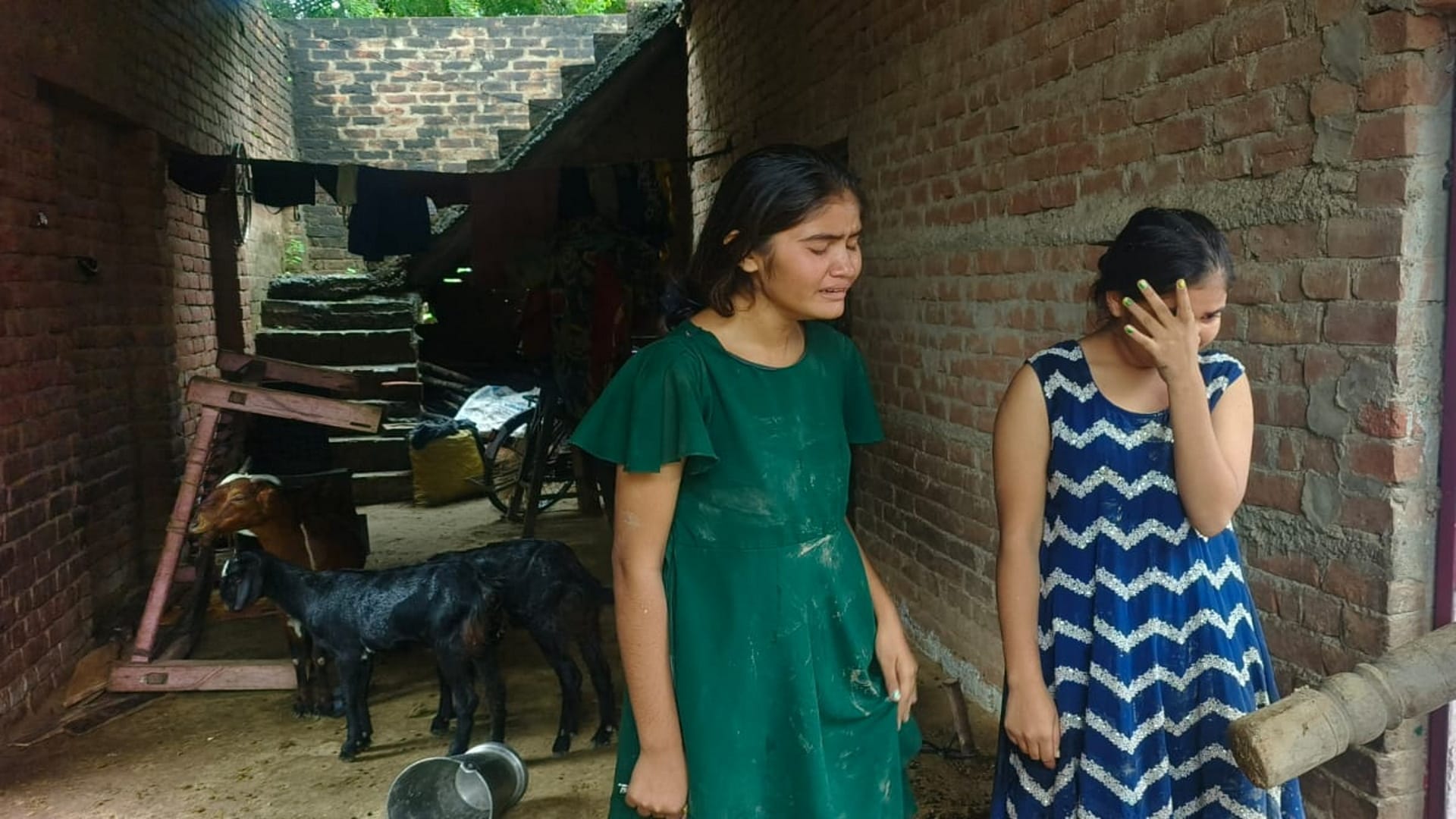 घटना के बाद रोते-बिलखते परिजन।