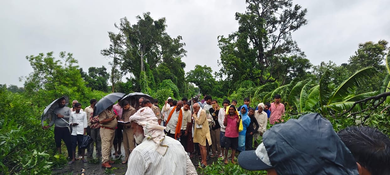 Gonda: Tree falls on bike entangled in power lines; two youths die on the spot.
