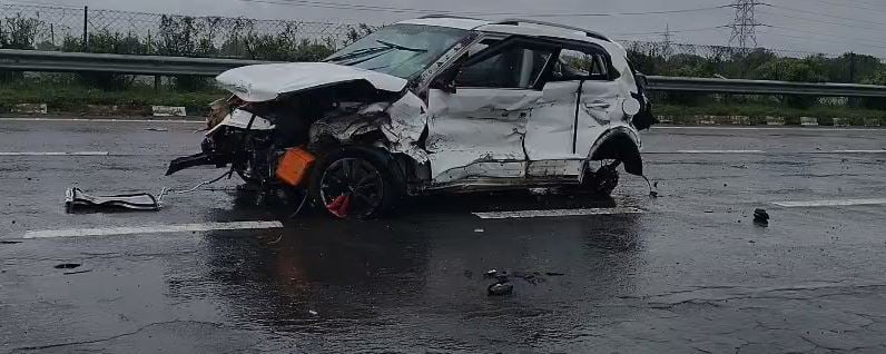 आगरा-लखनऊ एक्सप्रेसवे पर भीषण हादसा: 140 की रफ्तार से डिवाइडर में टकराकर कई बार पलटी कार, तीन की मौत; दो गंभीर