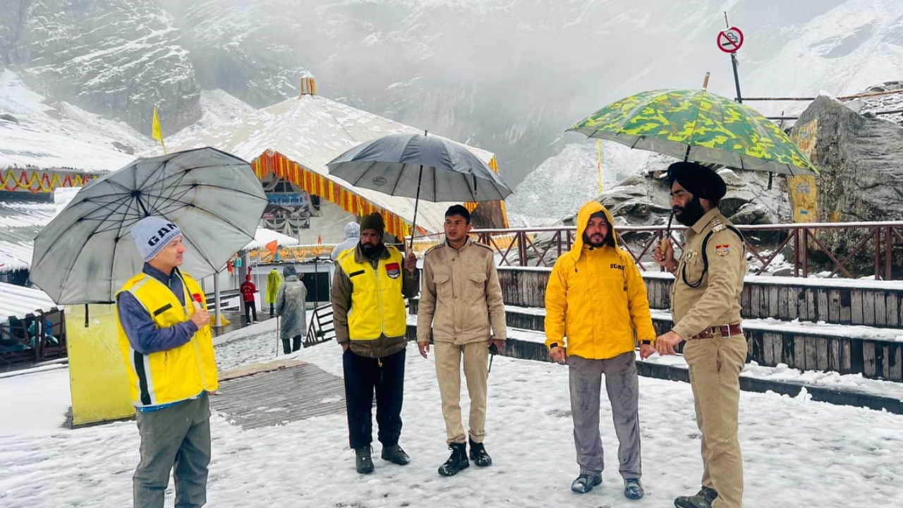 Snowfall in Hemkund Sahib and Yamunotri High-Altitude Areas Uttarakhand Weather News Update Watch photos