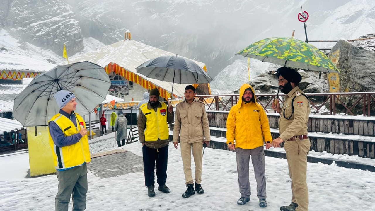 Snowfall in Hemkund Sahib and Yamunotri High-Altitude Areas Uttarakhand Weather News Update Watch photos