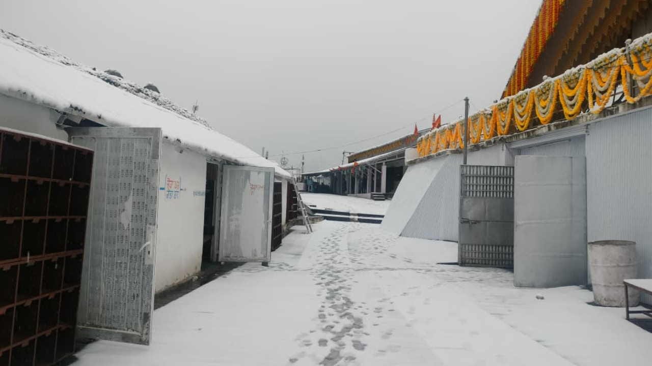 Snowfall in Hemkund Sahib and Yamunotri High-Altitude Areas Uttarakhand Weather News Update Watch photos