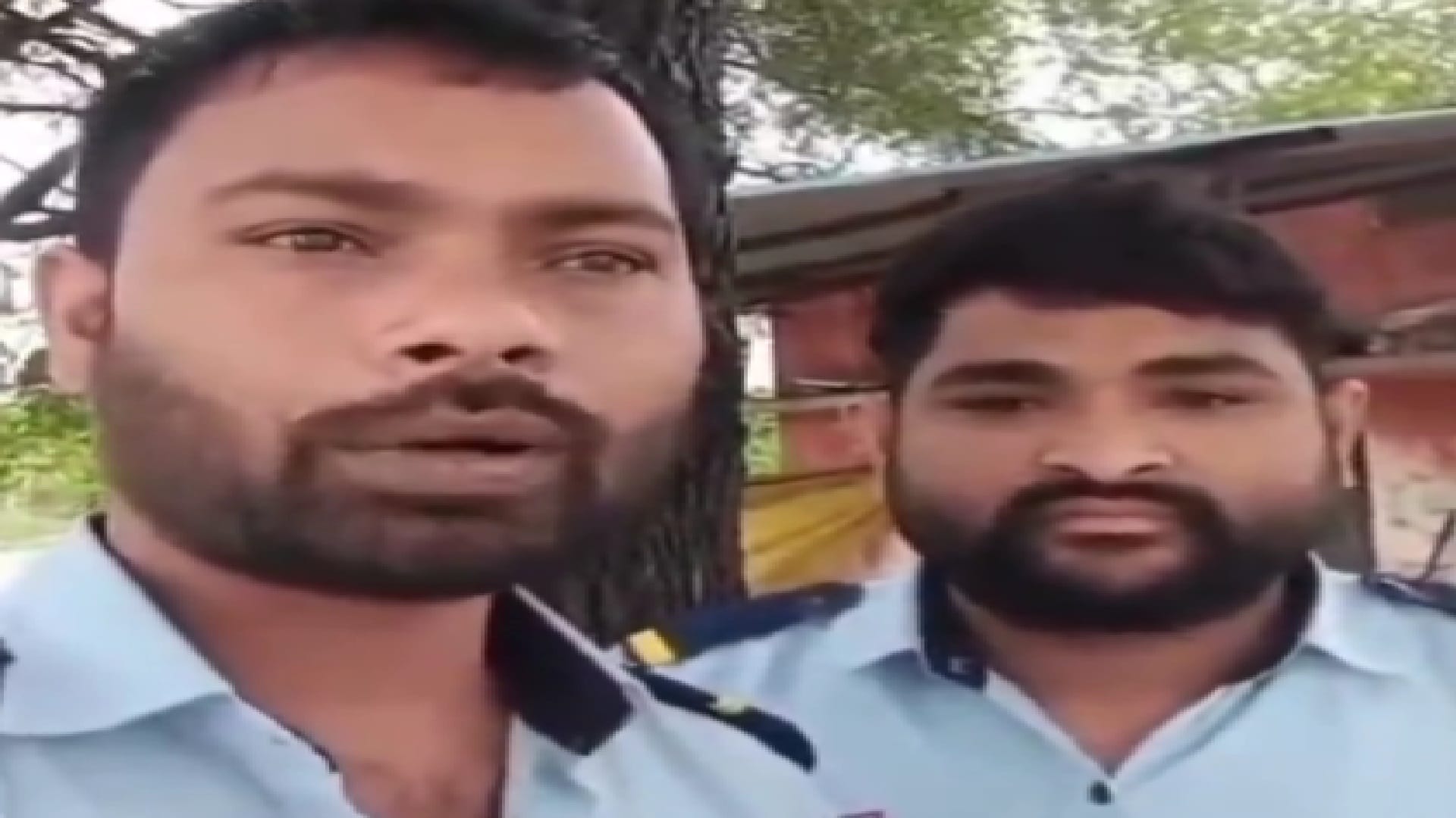 दोनों सुरक्षाकर्मी को नगर सेना ने रेस्क्यू कर सुरक्षित निकाला