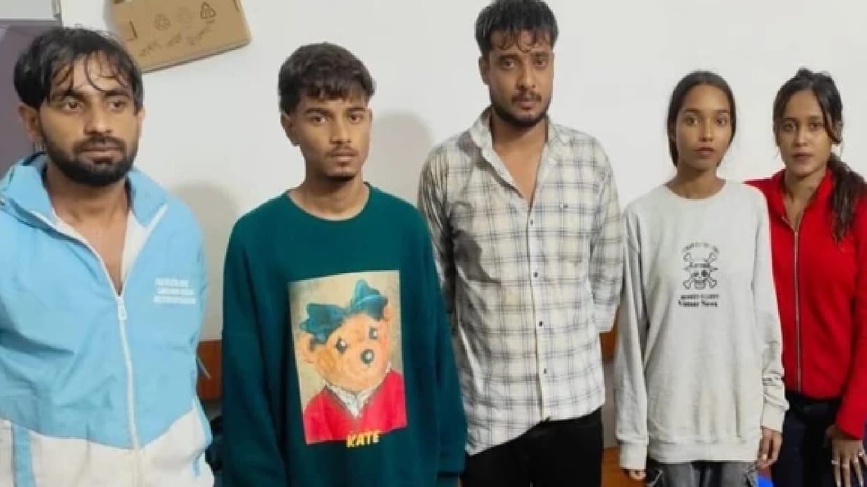 Car stuck in swollen river, police rescue 5 youths safely in Khairagarh