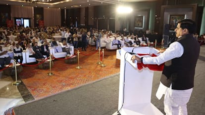 मुख्यमंत्री डॉ. मोहन यादव ने कार्यक्रम में उद्योगपतियों को संबोधित किया।