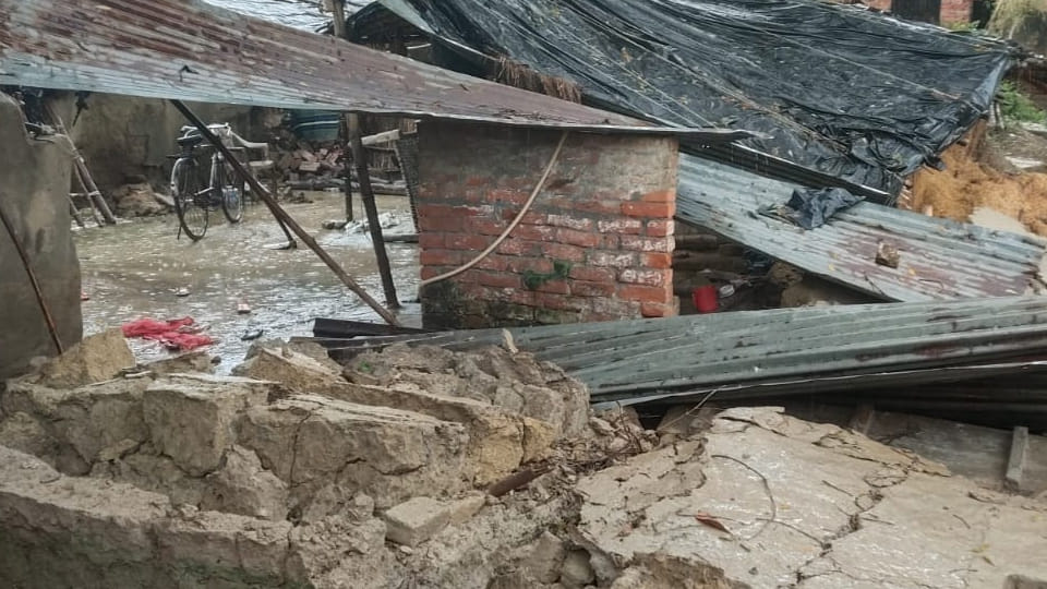 Hardoi: Farmer dies after being buried under debris when a wall collapses during rain