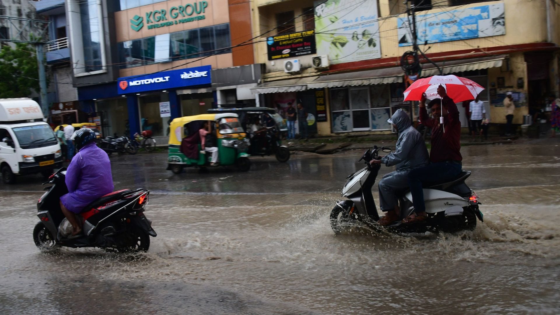 Cyclonic storm Varanasi Trees fell over 10 locations rainfall hint of early winter chill in air